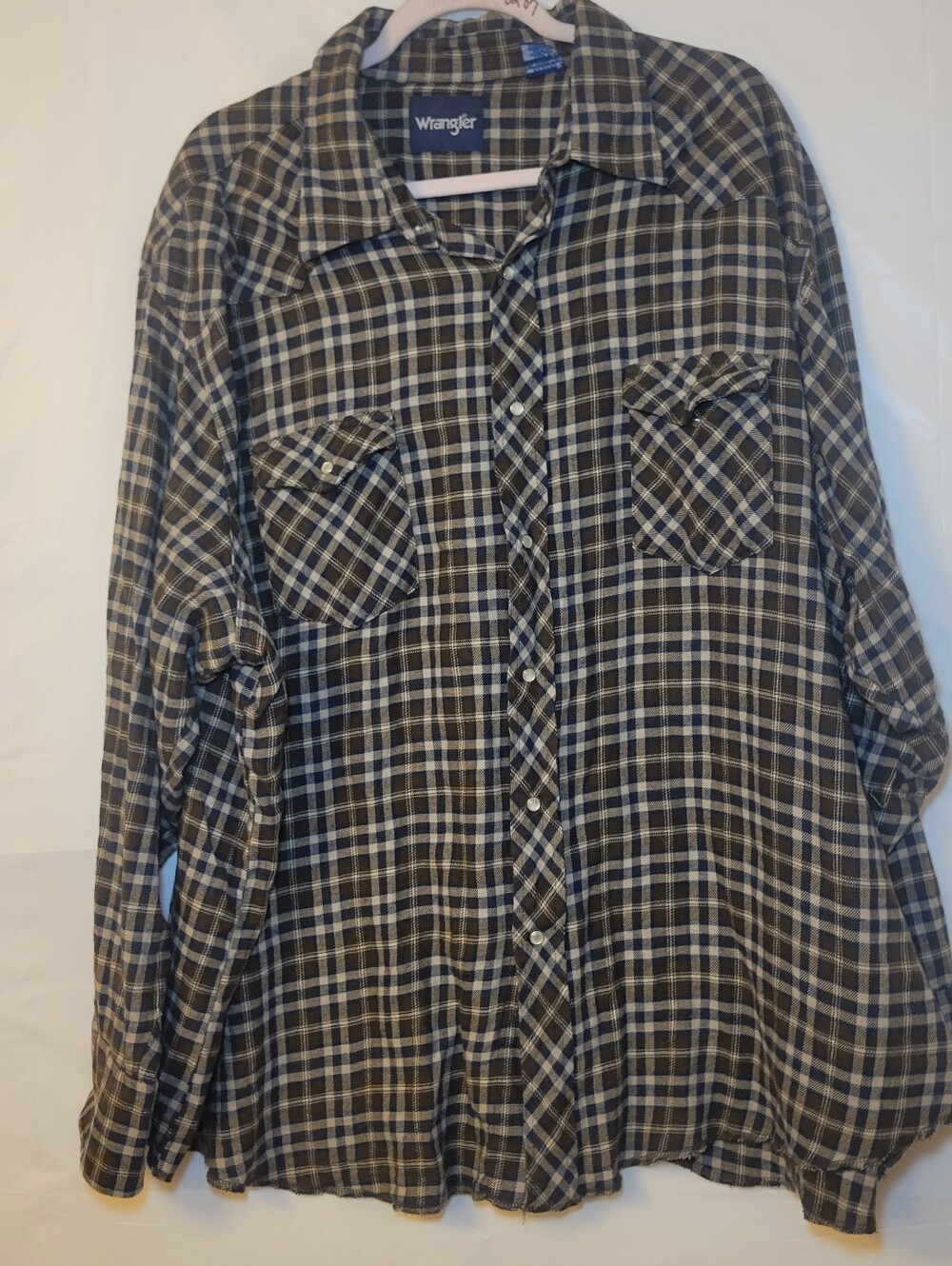 Wrangler Men's Gray Plaid Button-Up Shirt